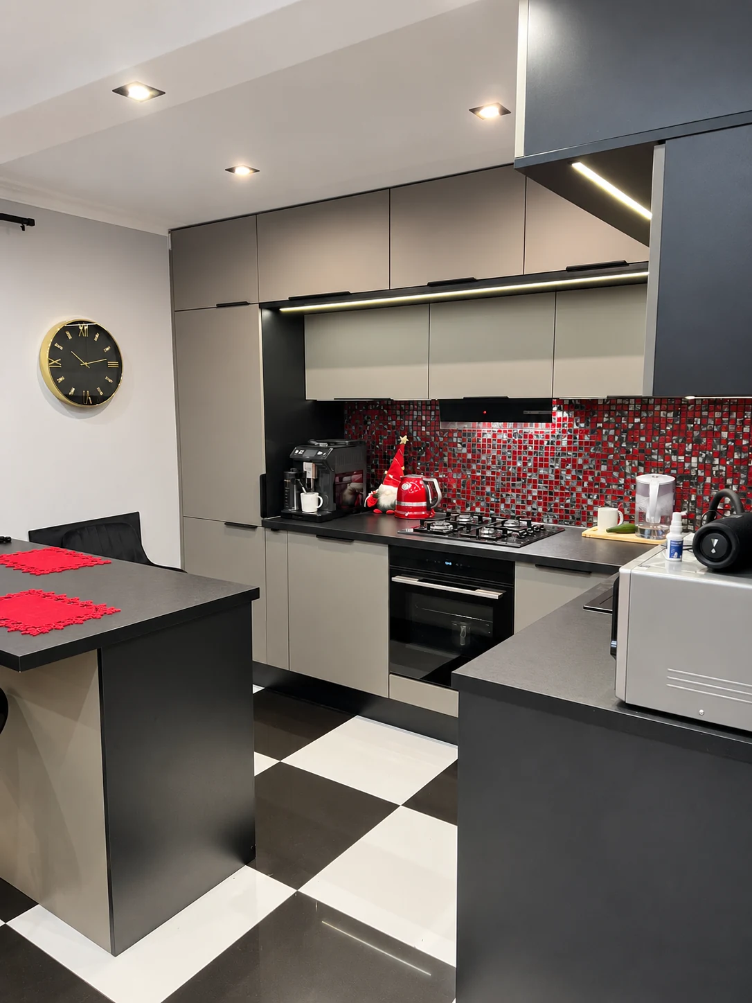 Meble kuchenne Wrocław — grafitowa zabudowa z ultra-matowymi frontami, piekarnikiem i półwyspem
