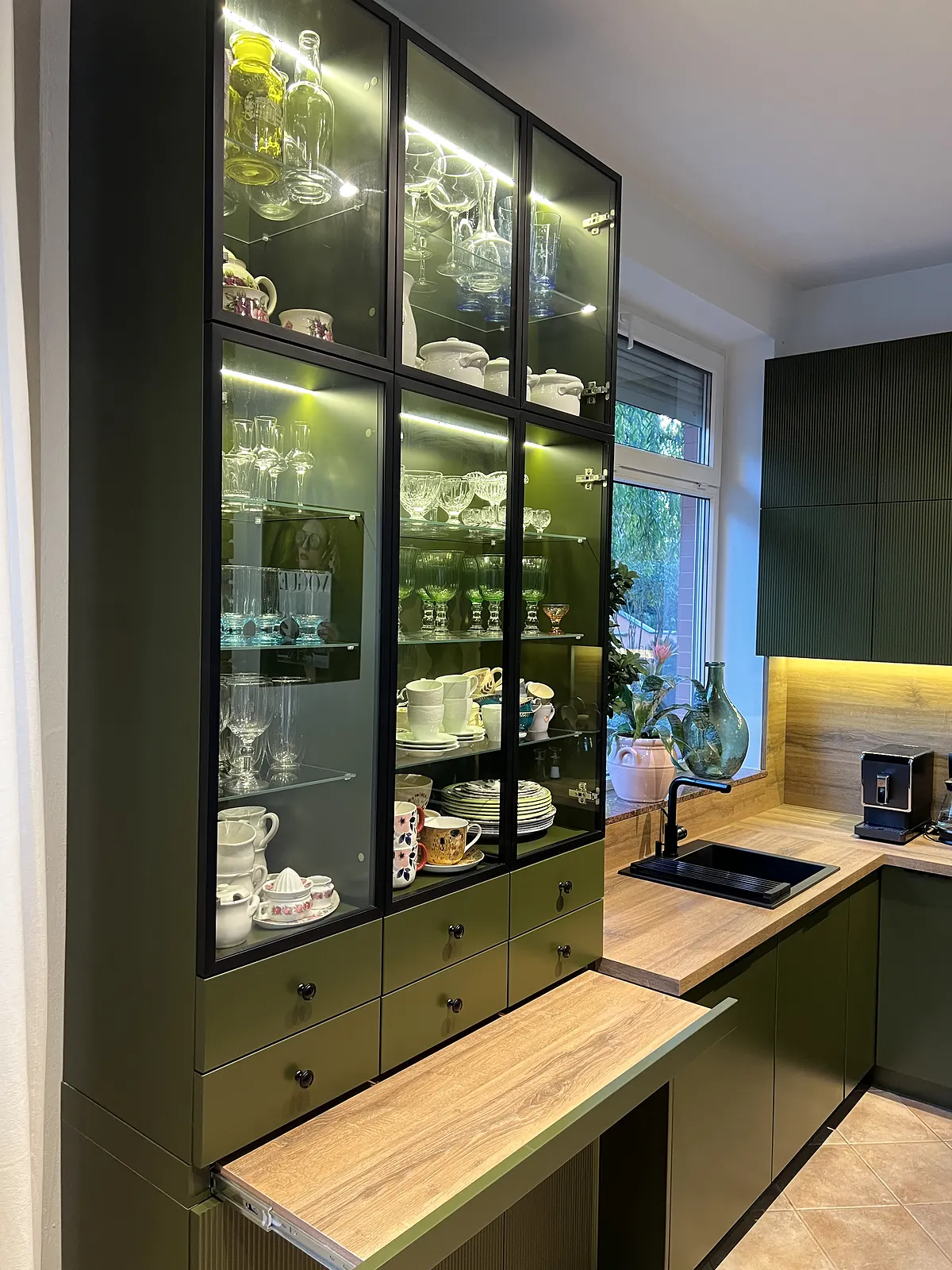 Kuchnie Wrocław – Mała kuchnia z ryflowanymi frontami, realizacja Stolbuk